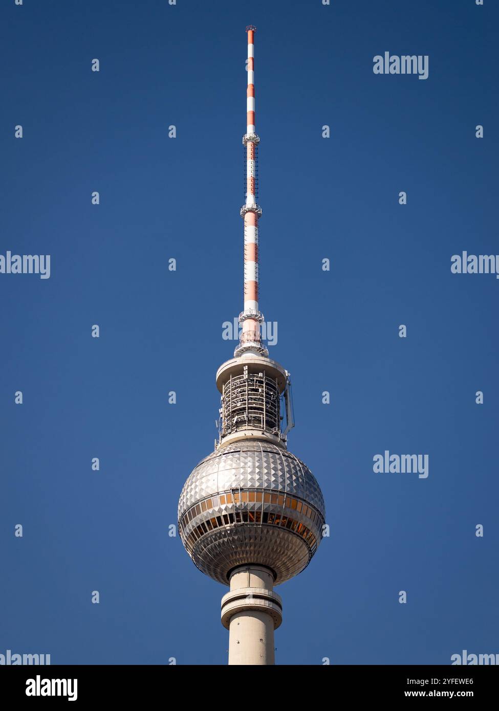 Torre della televisione di Berlino contro un cielo azzurro. Famoso punto di riferimento e simbolo della capitale. Vista dall'angolo basso sulla torre della TV all'Alexanderplatz Foto Stock