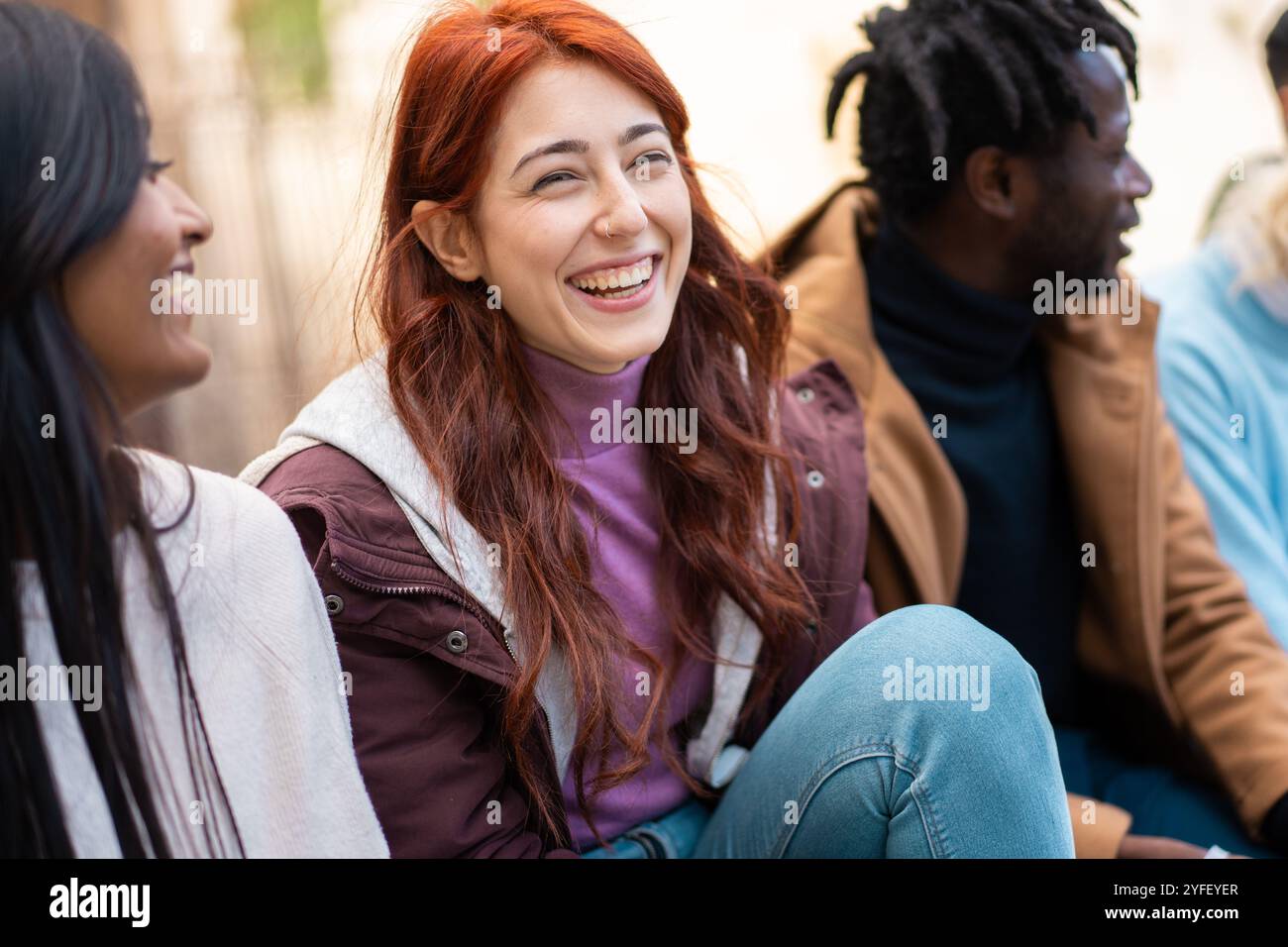 Gruppo di amici multiculturali che si divertono insieme. Ritratto sincero di giovani che frequentano e condividono momenti felici in inverno Foto Stock