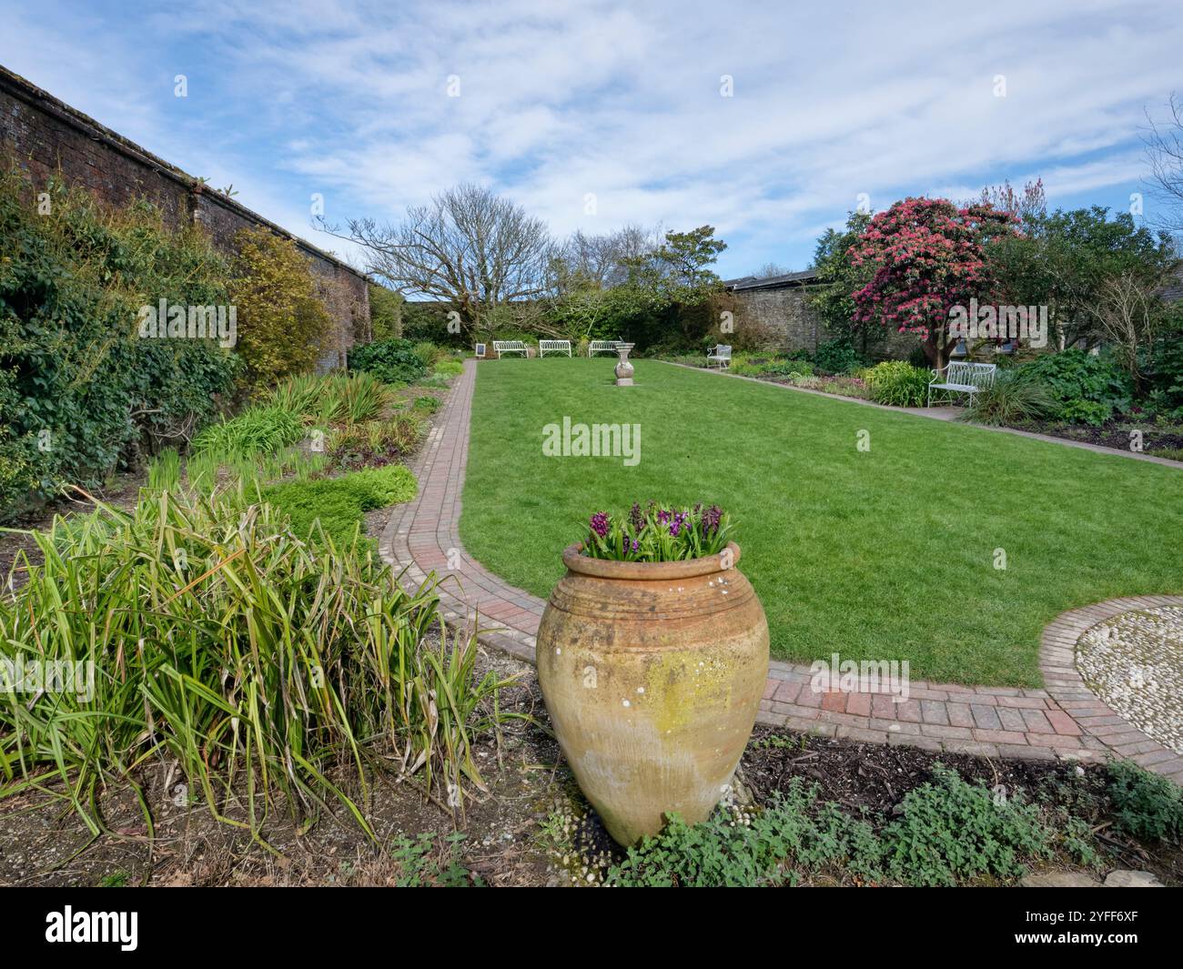 Il giardino Sundial presso i Lost Gardens di Heligan, Cornovaglia, Regno Unito, marzo. Foto Stock