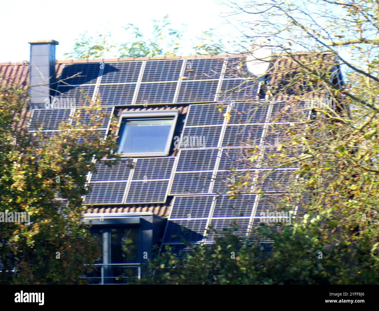 ...Eine solide Sammlung stattlicher Solarzellen auf einem Dach...das bringt Spannung in Die Bude... Photovoltaik auf hohem Niveau *** Una solida collezione di impressionanti celle solari su un tetto porta eccitazione all'edificio fotovoltaico ad alto livello Foto Stock