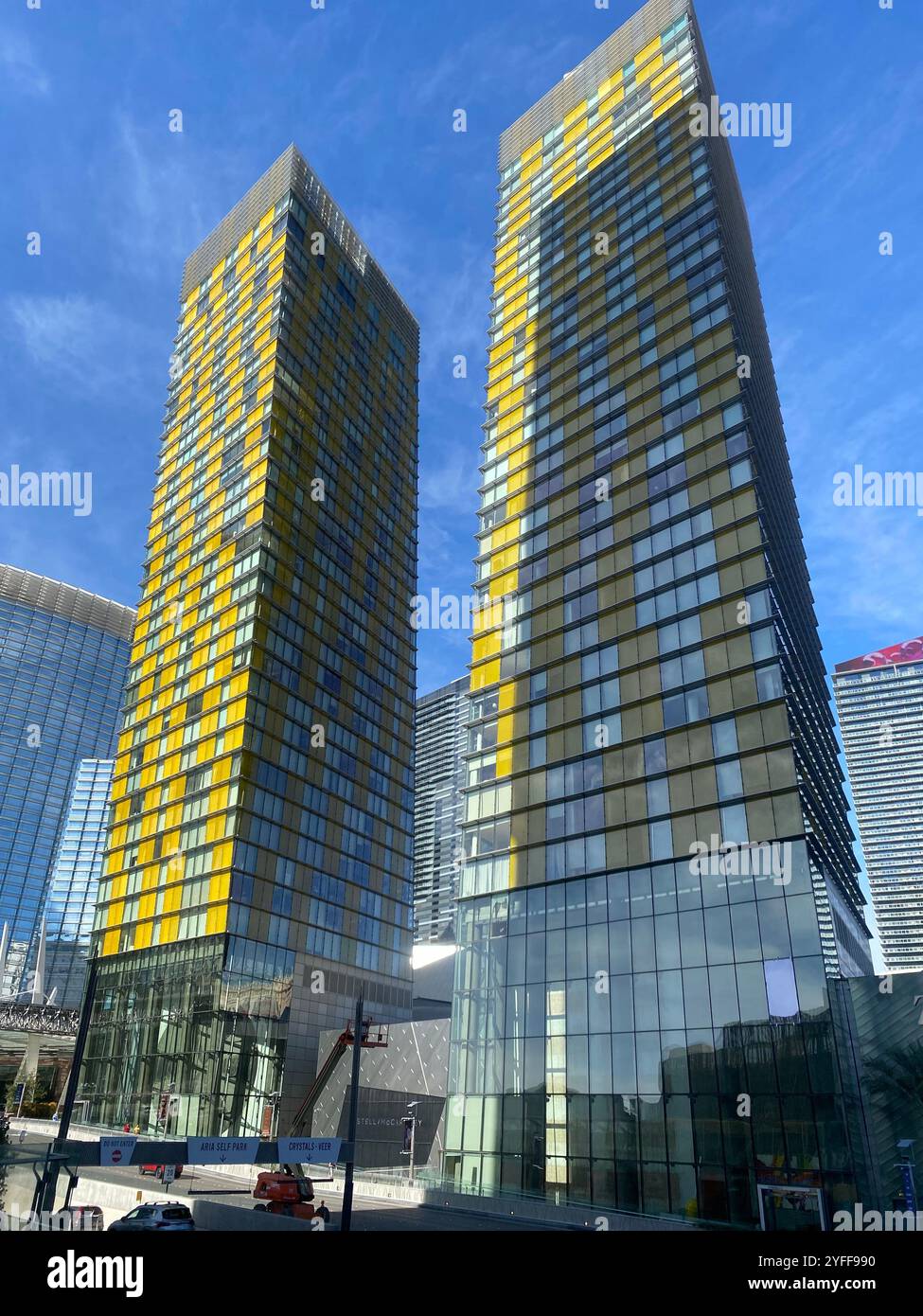 Veer Towers nel centro di Las Vegas con un cielo blu sullo sfondo - Immagine stock catturata con smartphone