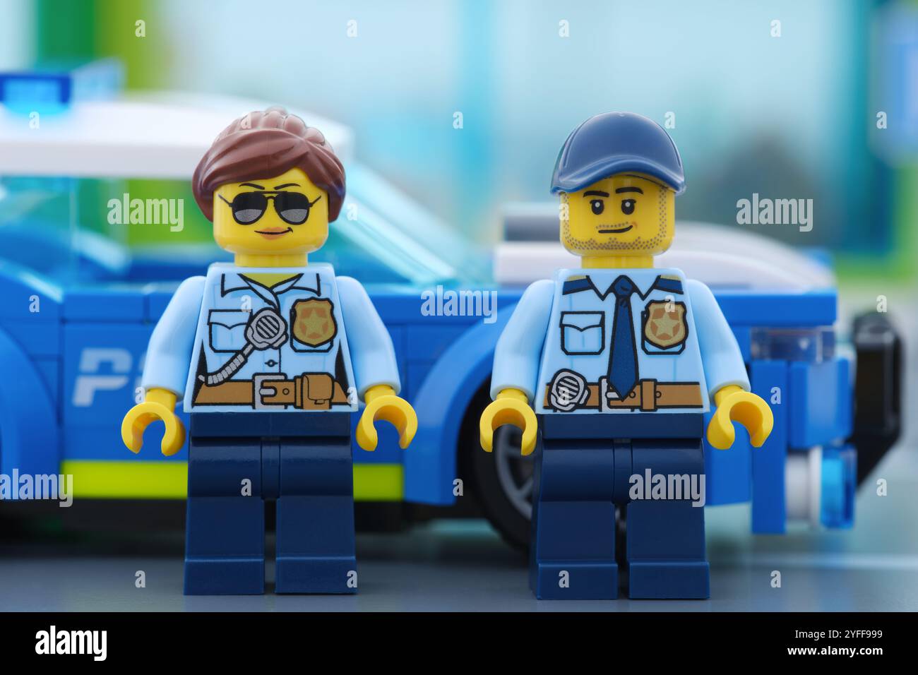 Tambov, Federazione Russa - 4 novembre 2024 personaggi della polizia Lego in piedi accanto a un'auto della polizia. Foto Stock