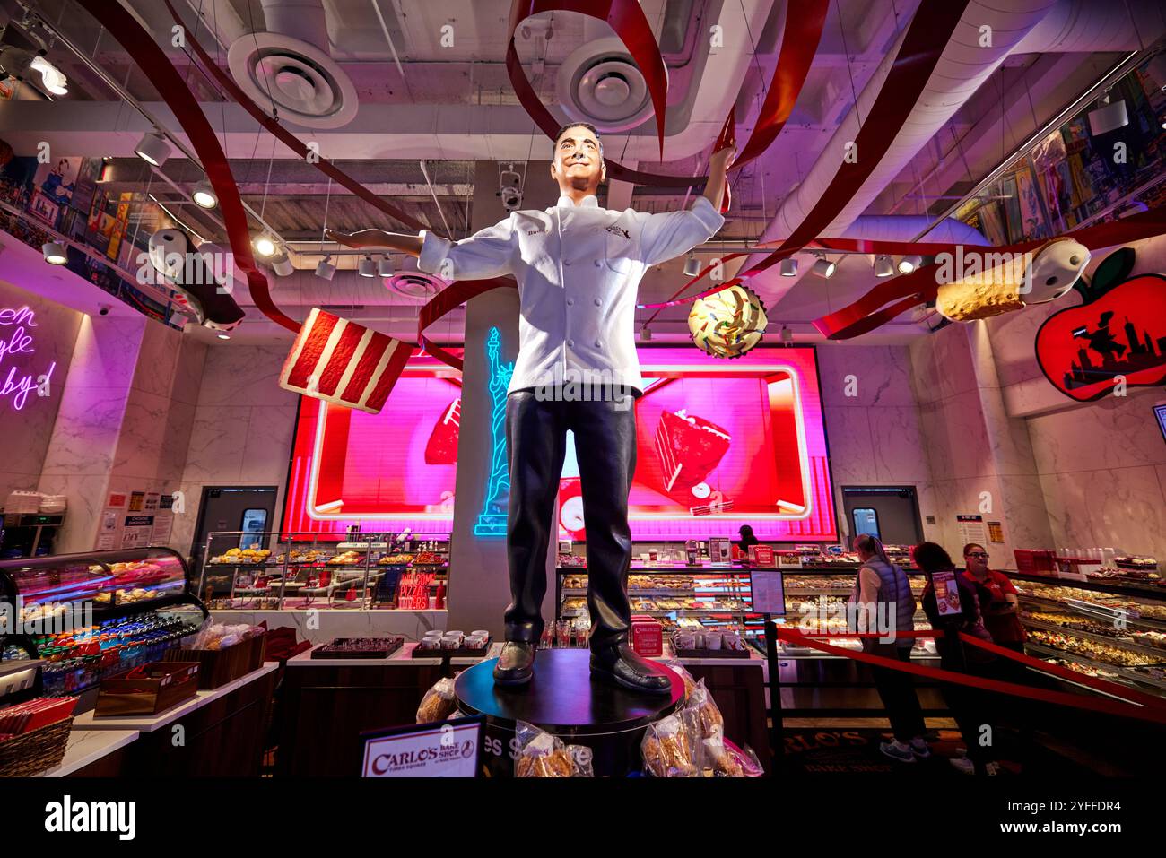 New York Times Square Carlo's Bake Shop, la scultura interna di Carlo's Bakery Buddy Valastro, la star dello spettacolo TLC Cake Boss Foto Stock