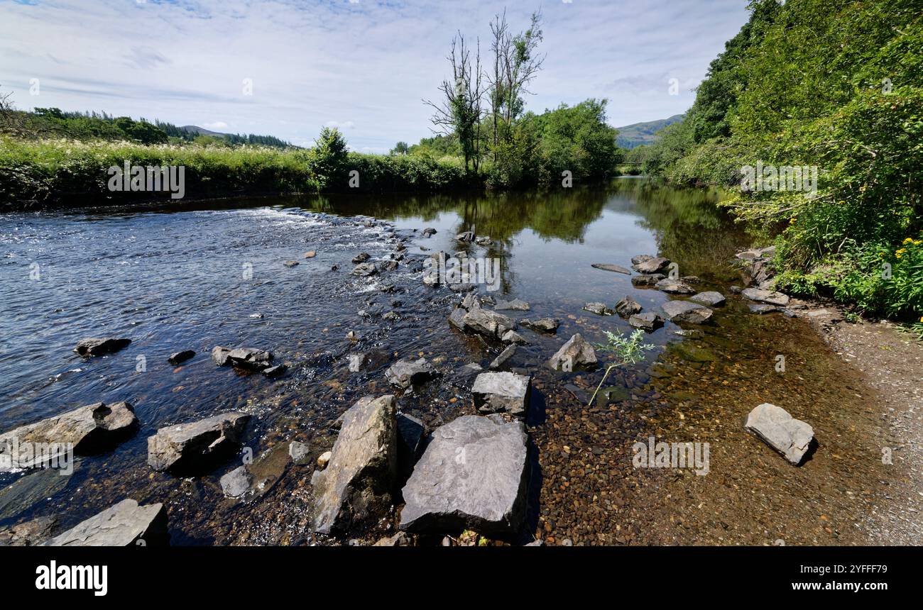 Fiume Teith che scorre giù dal Trossachs, Callander, Perthshire, Regno Unito, luglio. Foto Stock