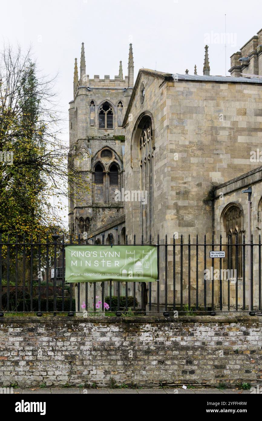 Un cartello per King's Lynn Minster di fronte alla chiesa di Santa Margherita. Foto Stock