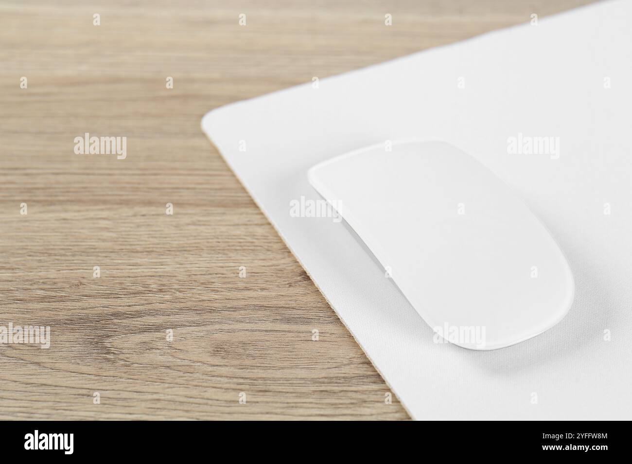 Mouse bianco per computer e tappetino per mouse su un tavolo di legno Foto Stock