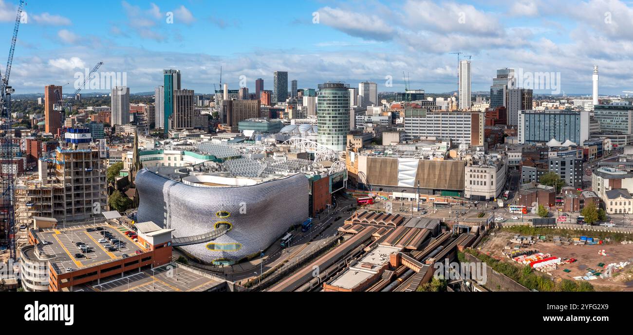 BIRMINGHAM, REGNO UNITO - 28 SETTEMBRE 2024. Una vista aerea dello skyline cittadino di Birmingham con il centro commerciale Bullring e l'iconico edificio di Selfridges Foto Stock
