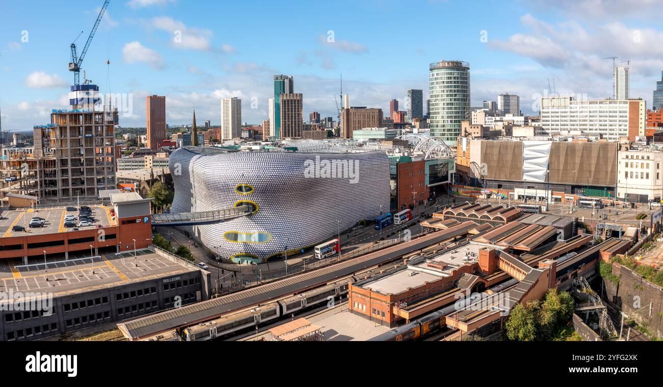 BIRMINGHAM, REGNO UNITO - 28 SETTEMBRE 2024. Una vista aerea dello skyline cittadino di Birmingham con il centro commerciale Bullring e l'iconico edificio di Selfridges Foto Stock