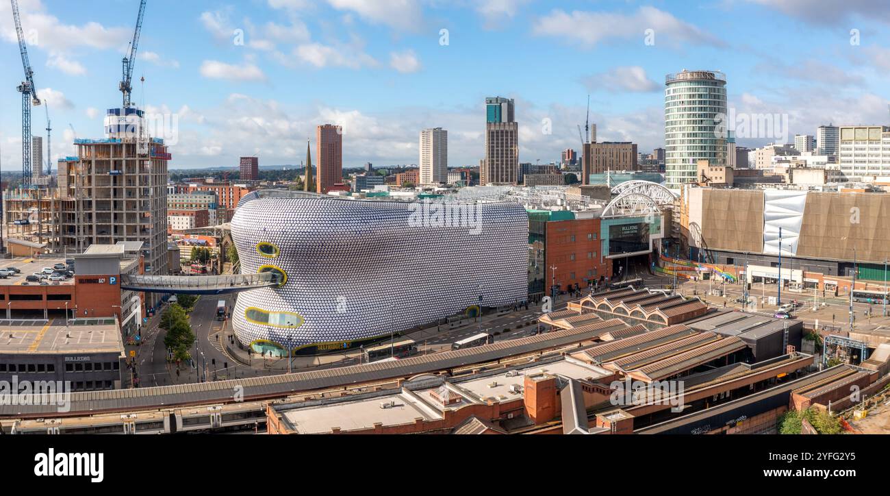 BIRMINGHAM, REGNO UNITO - 28 SETTEMBRE 2024. Una vista aerea dello skyline cittadino di Birmingham con il centro commerciale Bullring e l'iconico edificio di Selfridges Foto Stock