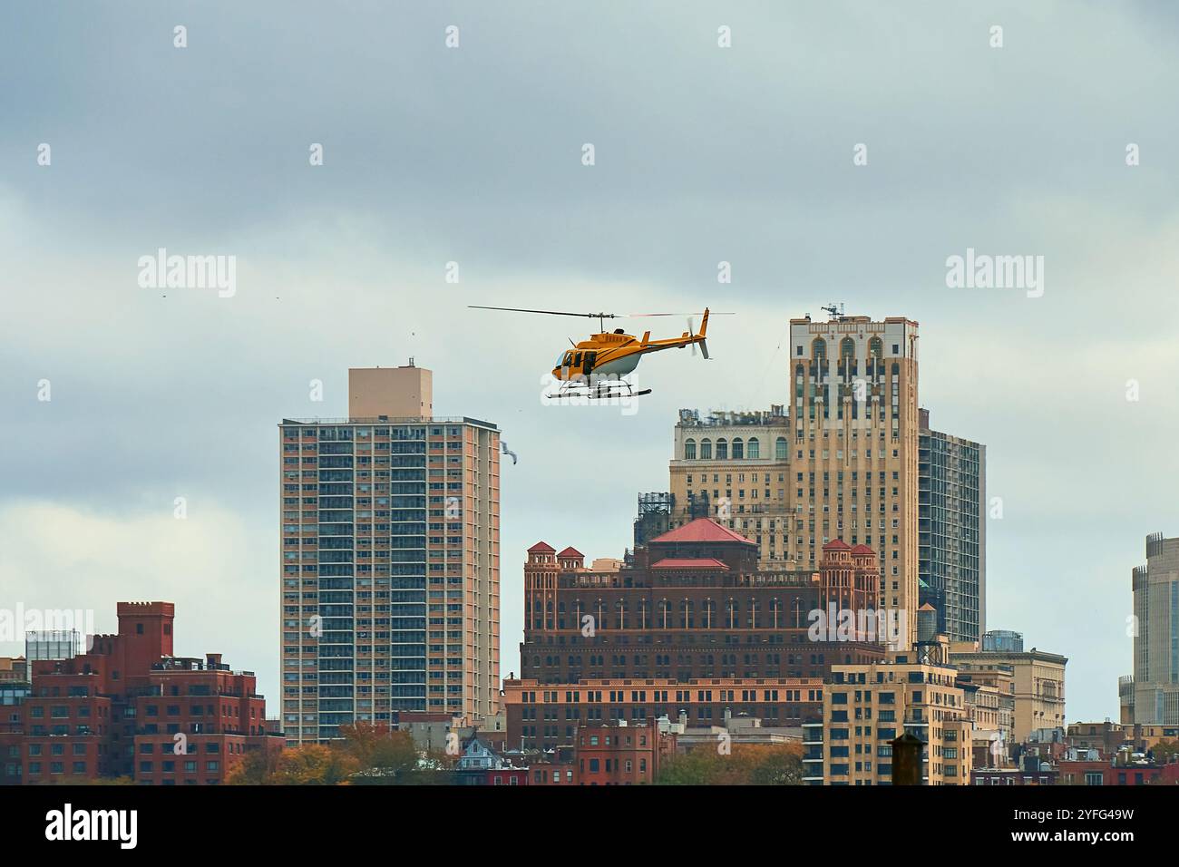 Volo commerciale in elicottero sopra la città Foto Stock