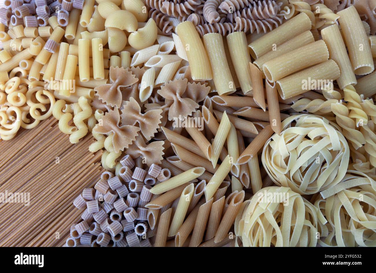 Varietà di tipi e forme di pasta secca integrale Foto Stock