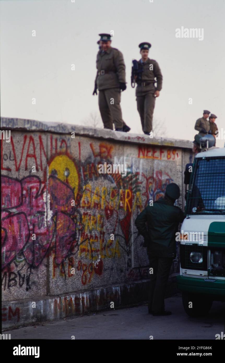 Berlin GER, 20240101, Aufnahme Berlin, 1989, Stadtansicht, Mauer mit Grenzbeamten *** Berlin GER, 20240101, foto Berlin, 1989, vista città, muro con guardie di frontiera Foto Stock