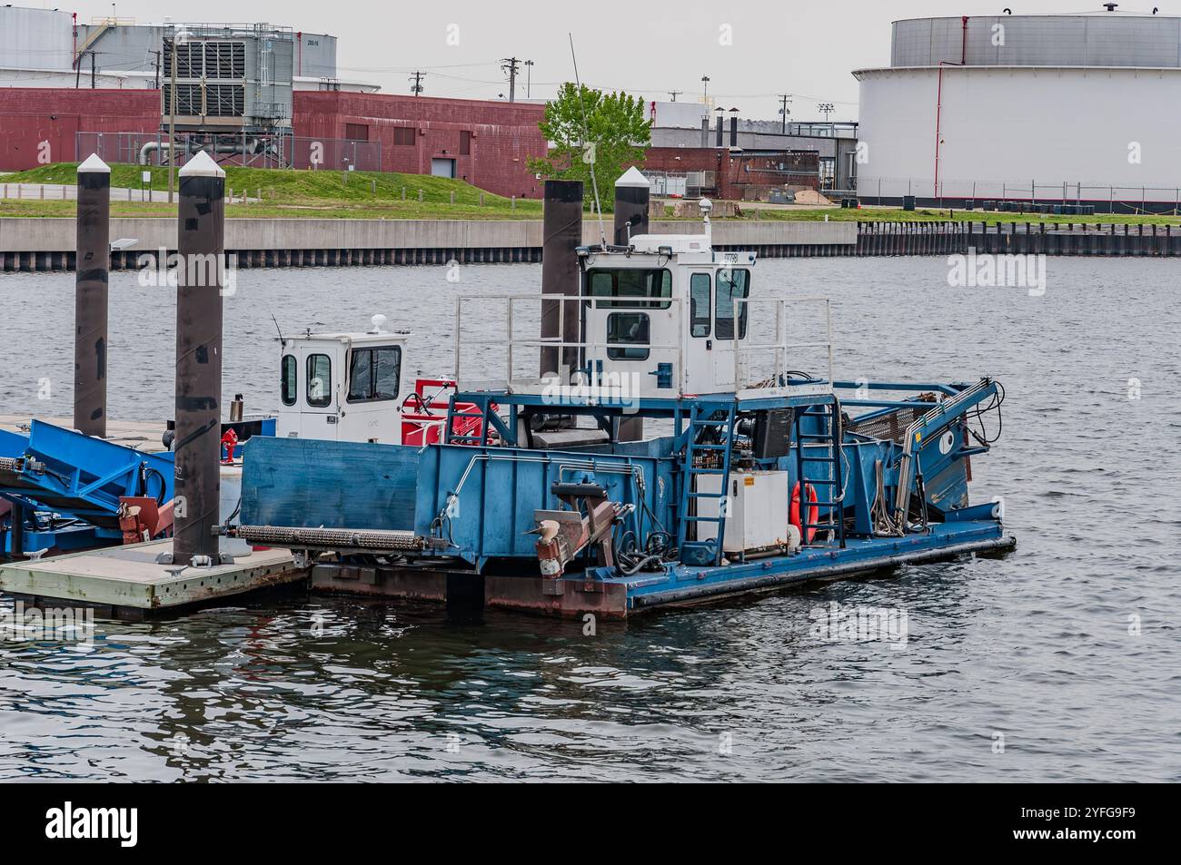 Trash Skimmer Boat, Baltimore Harbor, Maryland USA Foto Stock