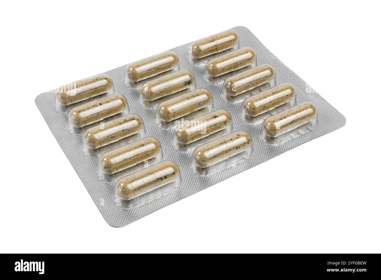 Vista ravvicinata di una confezione blister contenente capsule di integratori di erbe, catturata da una prospettiva dall'alto su uno sfondo bianco. Le capsule sono f Foto Stock