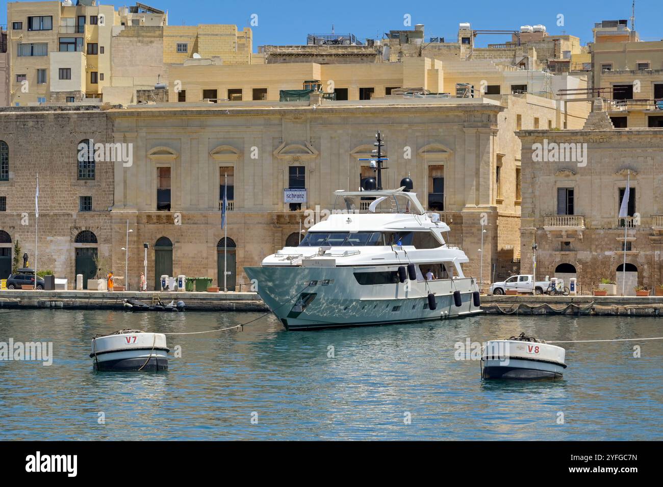 La Valletta, Malta - 3 agosto 2023: Yacht di lusso ormeggiato sul lungomare della zona delle tre città della città di la Valletta. Foto Stock
