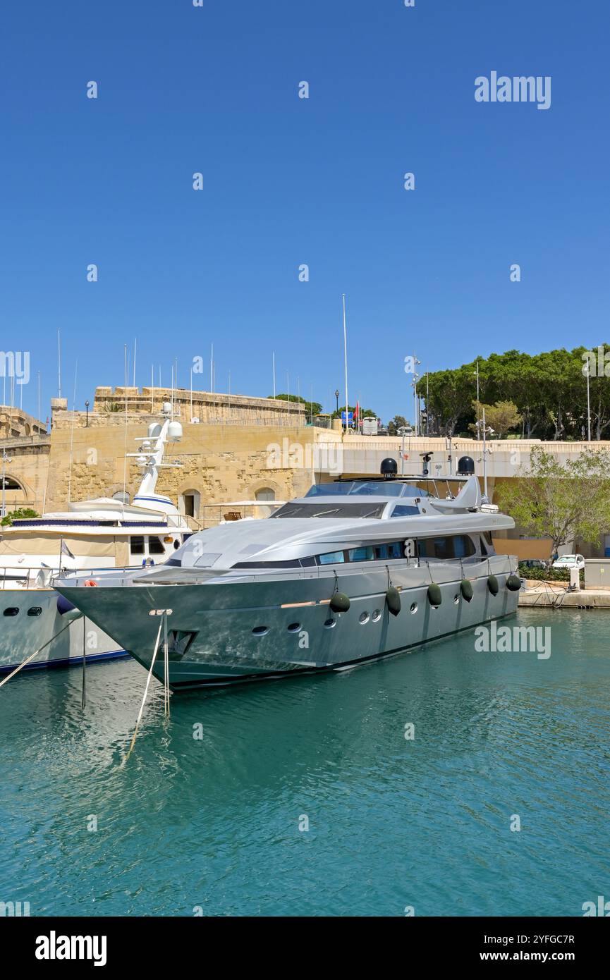 La Valletta, Malta - 3 agosto 2023: Yacht di lusso ormeggiato sul lungomare della zona delle tre città della città di la Valletta. Foto Stock