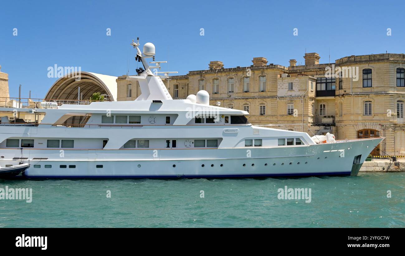 La Valletta, Malta - 3 agosto 2023: Yacht di lusso Illusion i ormeggiato sul lungomare della zona delle tre città della città di la Valletta. Foto Stock