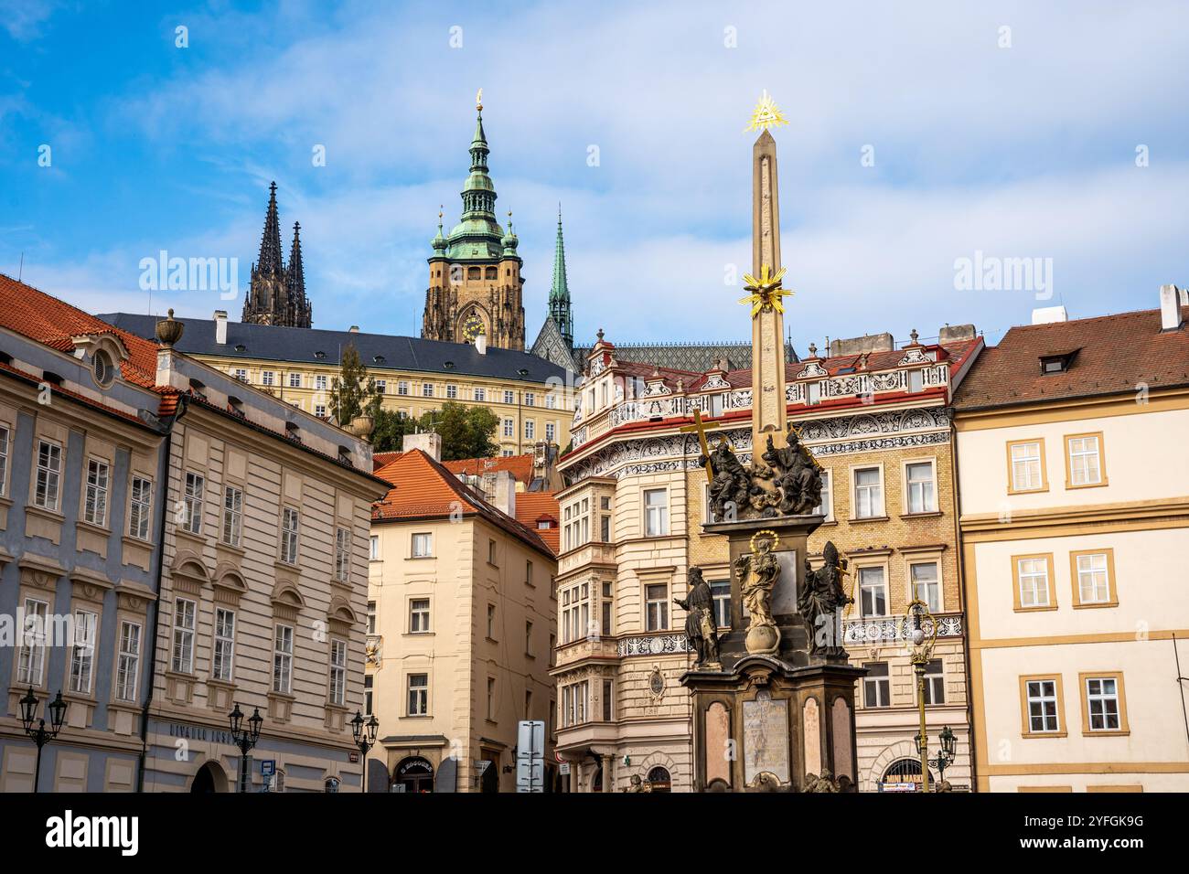 Colonna barocca della Santa Trinità a Malostranské náměstí (Piazza della città minore), piazza principale del quartiere Malá strana di Praga, Praga Foto Stock