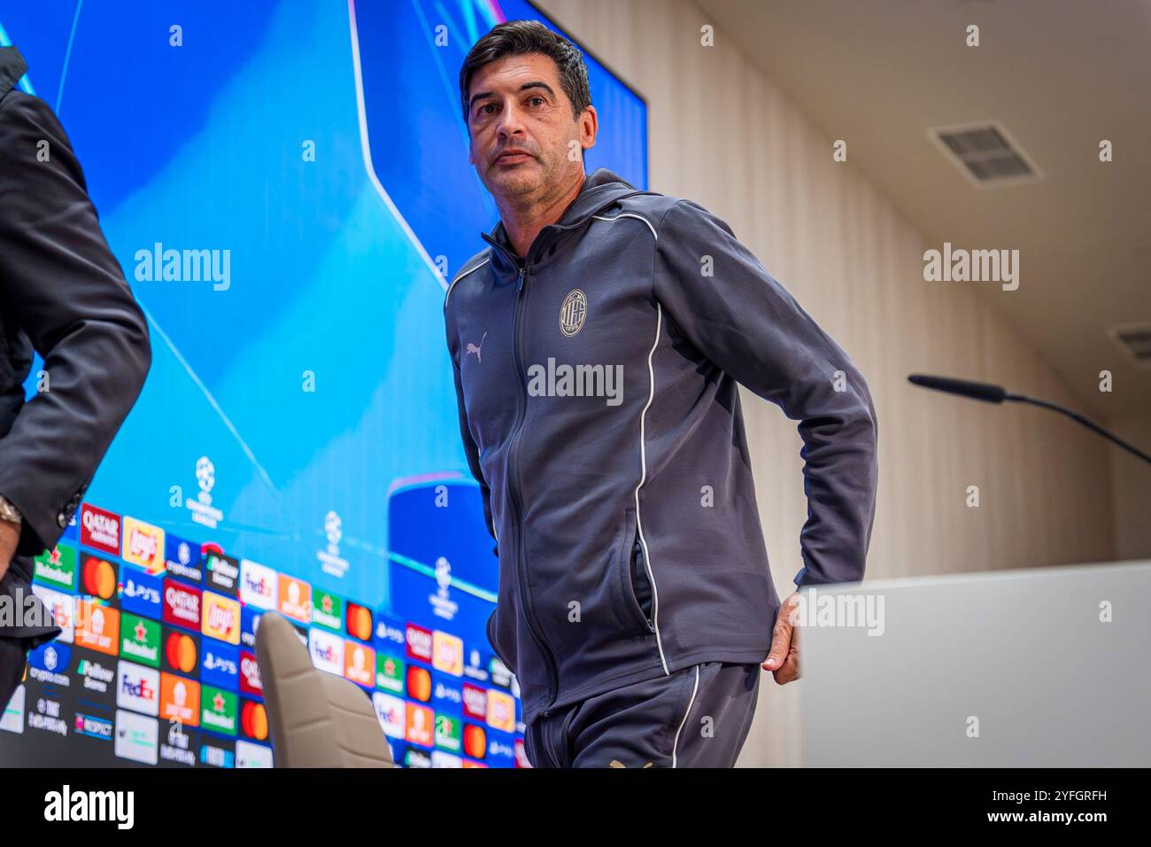 Madrid, Madrid, Spagna. 4 novembre 2024. Paulo Fonseca, capo allenatore del Milan, visto lasciare la conferenza stampa durante l'allenamento della fase MD4 della UEFA Champions League 2024/25 e la conferenza stampa all'Estadio Santiago Bernabeu il 4 novembre 2024 a Madrid, Spagna. (Credit Image: © Alberto Gardin/ZUMA Press Wire) SOLO PER USO EDITORIALE! Non per USO commerciale! Crediti: ZUMA Press, Inc./Alamy Live News Foto Stock