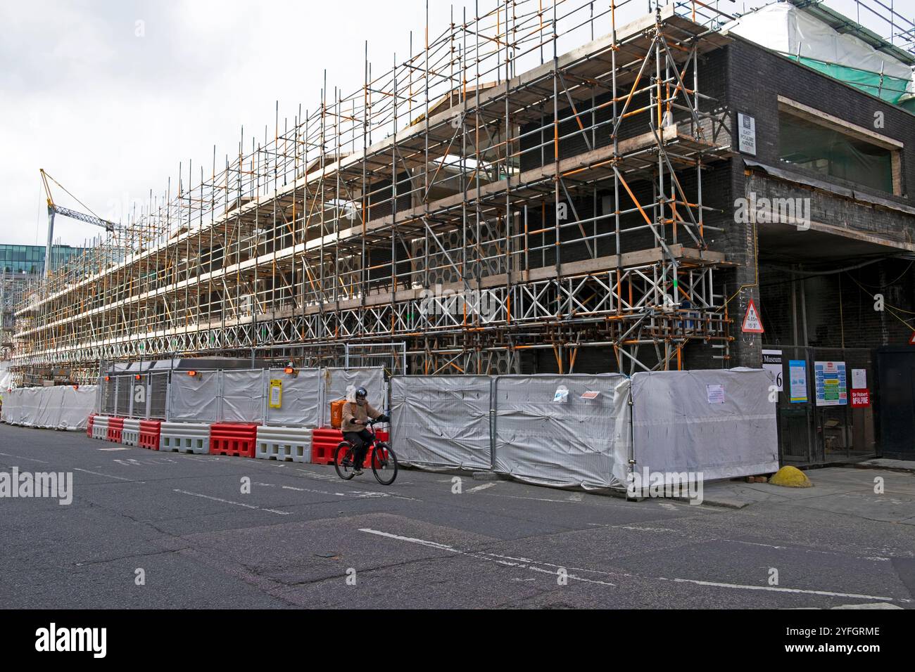 Nuovo cantiere del Museum of London nel vecchio edificio del mercato avicolo di West Smithfield nella City of London EC1 Inghilterra Regno Unito ottobre 2024 KATHY DEWITT Foto Stock