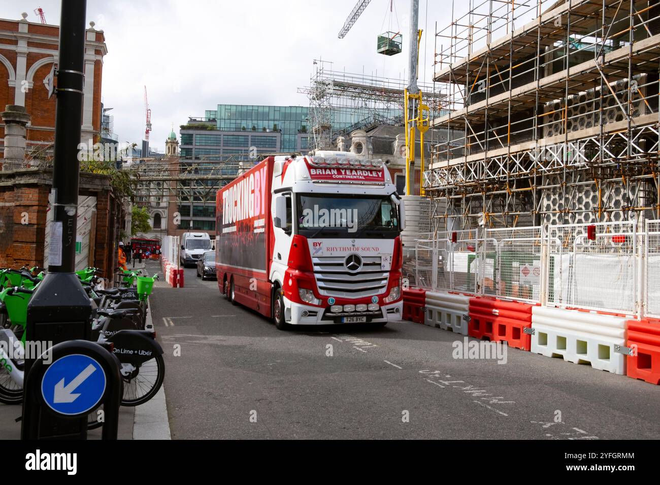 Autocarro presso il cantiere del Museo di Londra nel vecchio edificio del mercato avicolo di West Smithfield a City of London EC1 Inghilterra Regno Unito ottobre 2024 KATHY DEWITT Foto Stock