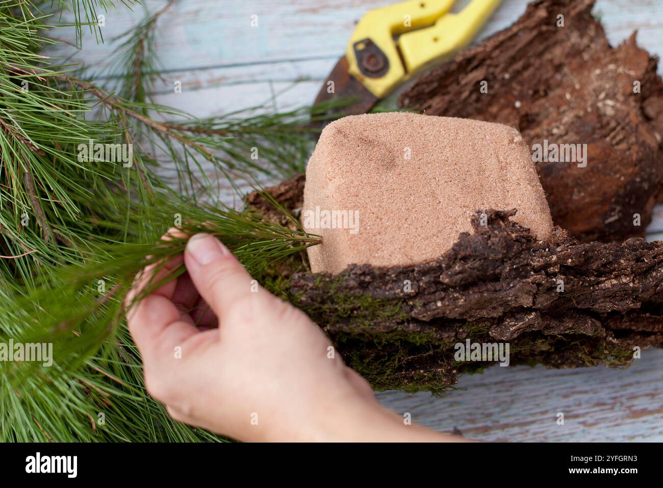 Passo dopo passo. Decorazioni in legno. Passaggio 2 da 6. Foto Stock