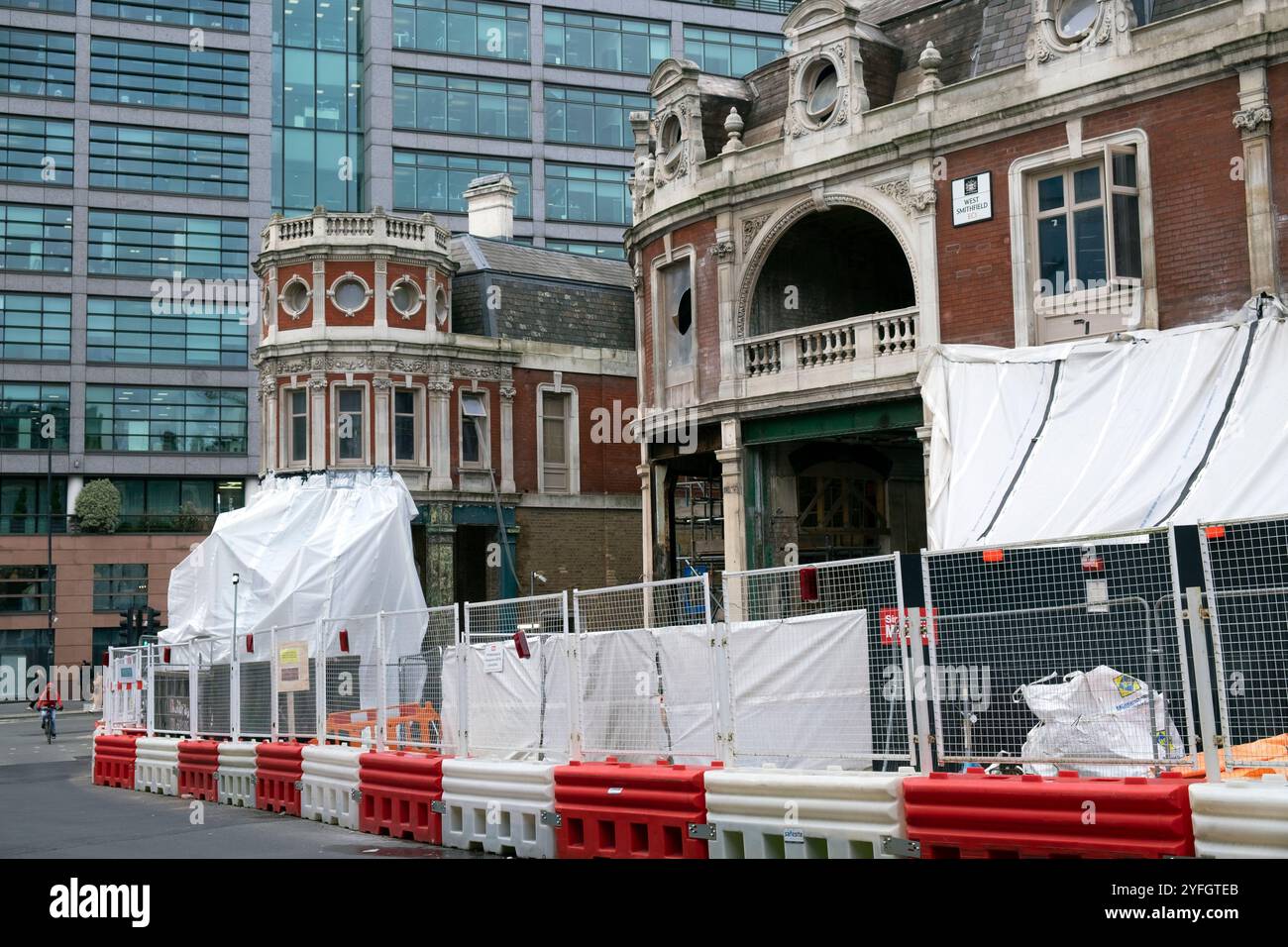 Nuovo cantiere del Museum of London nel vecchio edificio del mercato avicolo di West Smithfield nella City of London EC1 Inghilterra Regno Unito ottobre 2024 KATHY DEWITT Foto Stock