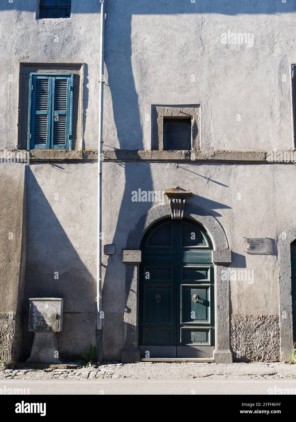 Dimora storica con porte verdi in legno e persiane con forte ombra nella città di Montefiascone, Italia. 3 novembre 224 Foto Stock