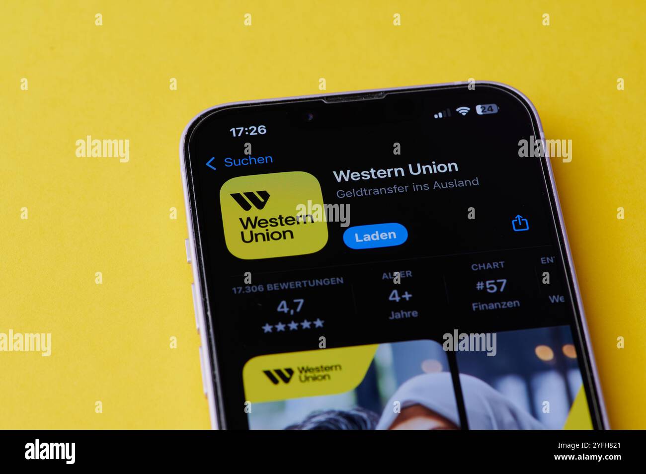 Magonza, Germania - 24 ottobre 2024: Icona dell'app WESTERN Union sullo schermo di uno smartphone in Germania su sfondo giallo Foto Stock