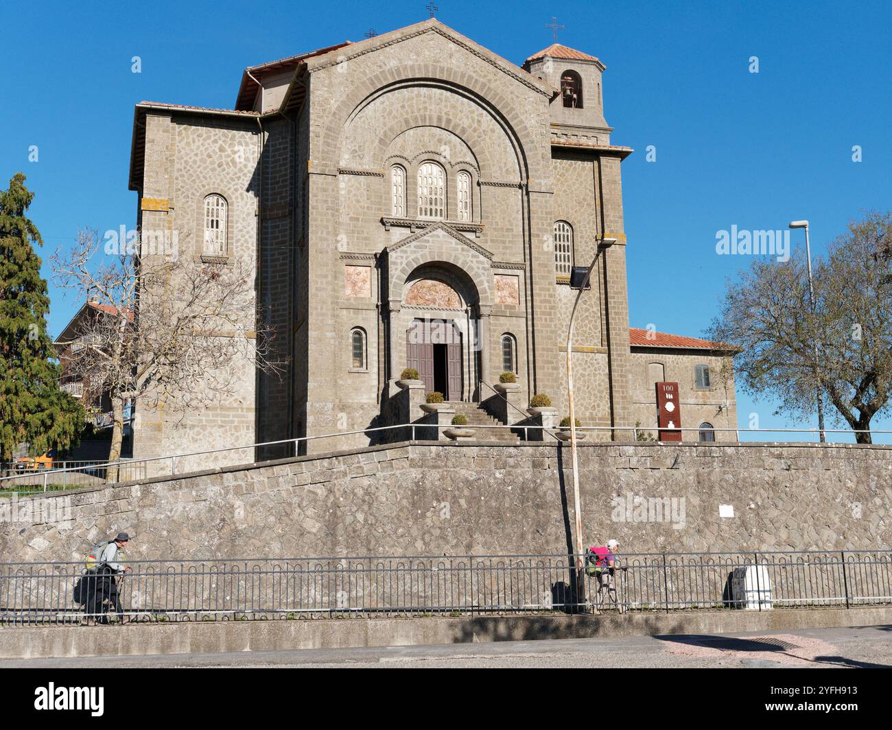 I pellegrini passano davanti alla Chiesa del Corpus Domini sulla via Francigena. Montefiascone, Italia. 3 novembre 224 Foto Stock