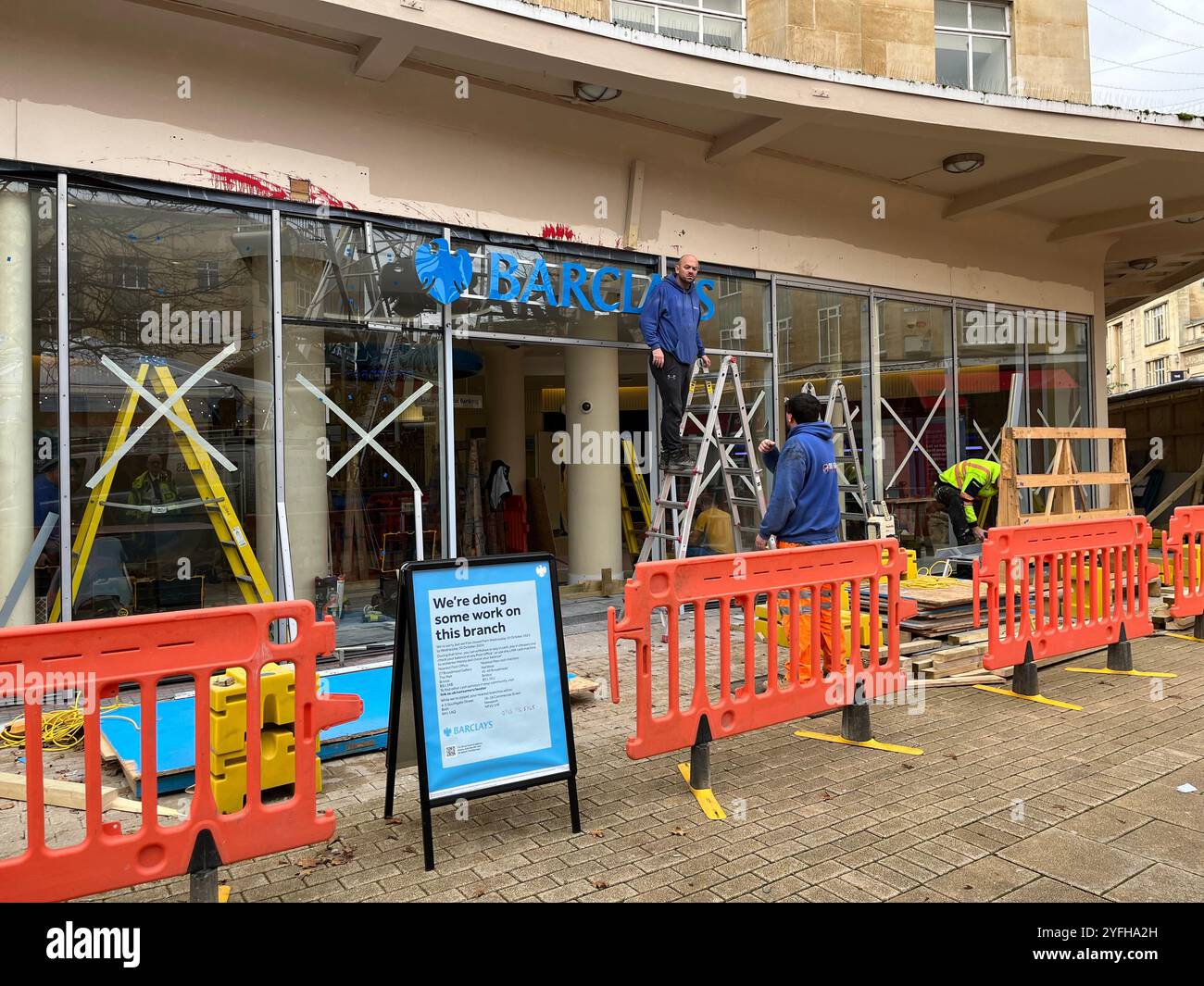 Lavori di riparazione in corso della Barclays Bank a Bristol, che è stata attaccata dagli attivisti dell'azione palestinese, che hanno distrutto il vetro e spruzzato vernice rossa. Foto Stock