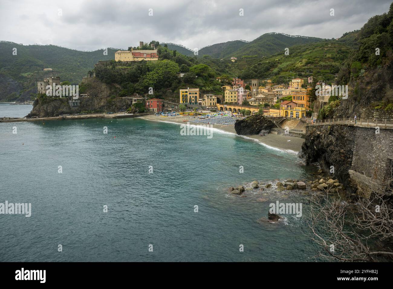 Vista sulla spiaggia del villaggio di Monterosso al Mare, cinque Terre, provincia di la Spezia, parte della regione Liguria, Italia settentrionale. Foto Stock