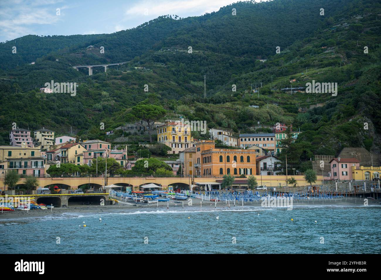Vista sulla spiaggia del villaggio di Monterosso al Mare, cinque Terre, provincia di la Spezia, parte della regione Liguria, Italia settentrionale. Foto Stock