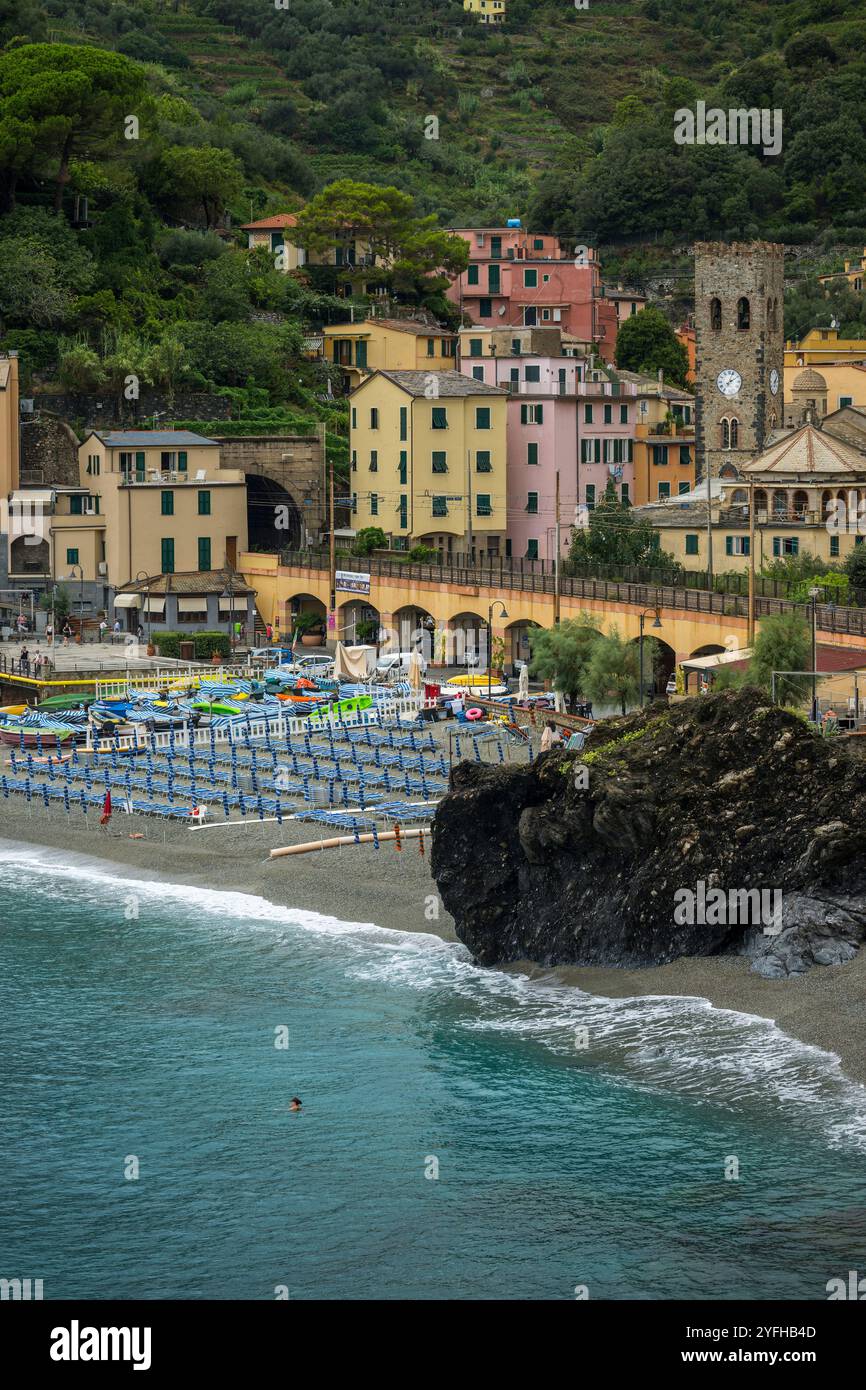 Vista sulla spiaggia del villaggio di Monterosso al Mare, cinque Terre, provincia di la Spezia, parte della regione Liguria, Italia settentrionale. Foto Stock