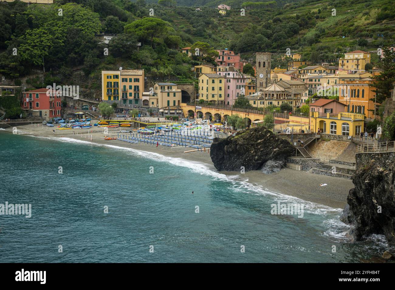 Vista sulla spiaggia del villaggio di Monterosso al Mare, cinque Terre, provincia di la Spezia, parte della regione Liguria, Italia settentrionale. Foto Stock