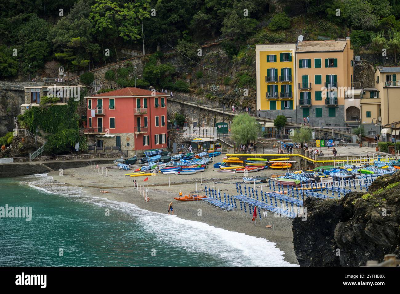 Vista sulla spiaggia del villaggio di Monterosso al Mare, cinque Terre, provincia di la Spezia, parte della regione Liguria, Italia settentrionale. Foto Stock
