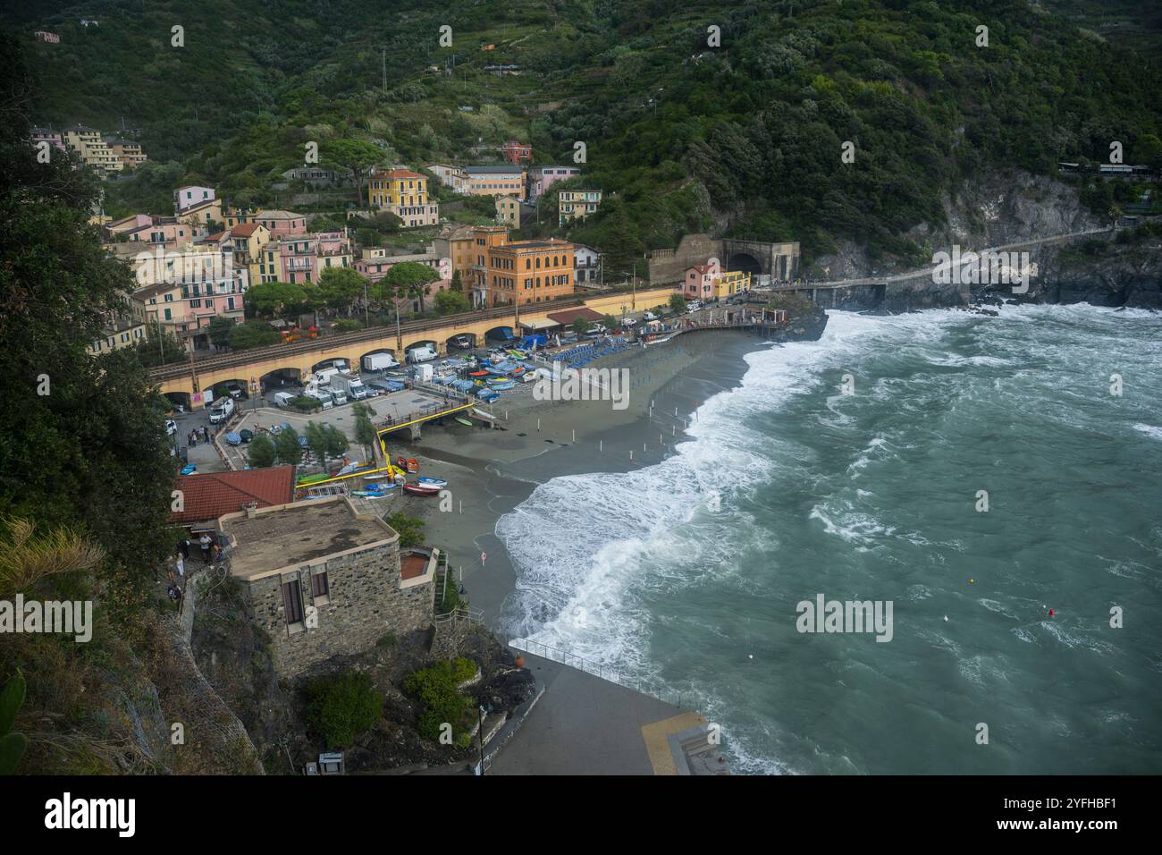 Vista sulla spiaggia del villaggio di Monterosso al Mare, cinque Terre, provincia di la Spezia, parte della regione Liguria, Italia settentrionale. Foto Stock