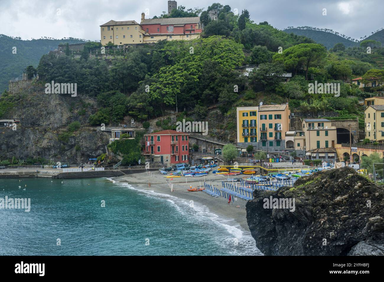 Vista sulla spiaggia del villaggio di Monterosso al Mare, cinque Terre, provincia di la Spezia, parte della regione Liguria, Italia settentrionale. Foto Stock