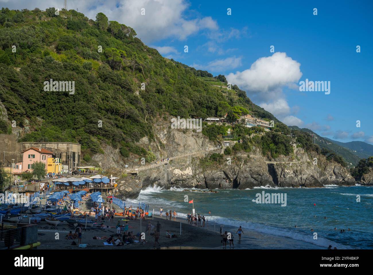 Vista sulla spiaggia del villaggio di Monterosso al Mare, cinque Terre, provincia di la Spezia, parte della regione Liguria, Italia settentrionale. Foto Stock