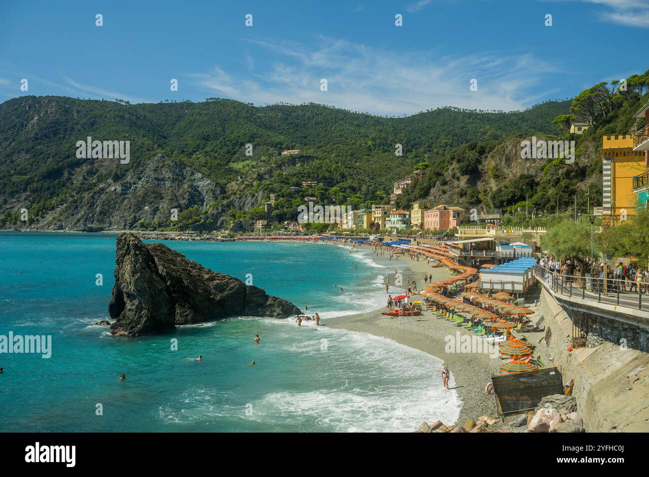 Vista sulla spiaggia del villaggio di Monterosso al Mare, cinque Terre, provincia di la Spezia, parte della regione Liguria, Italia settentrionale. Foto Stock