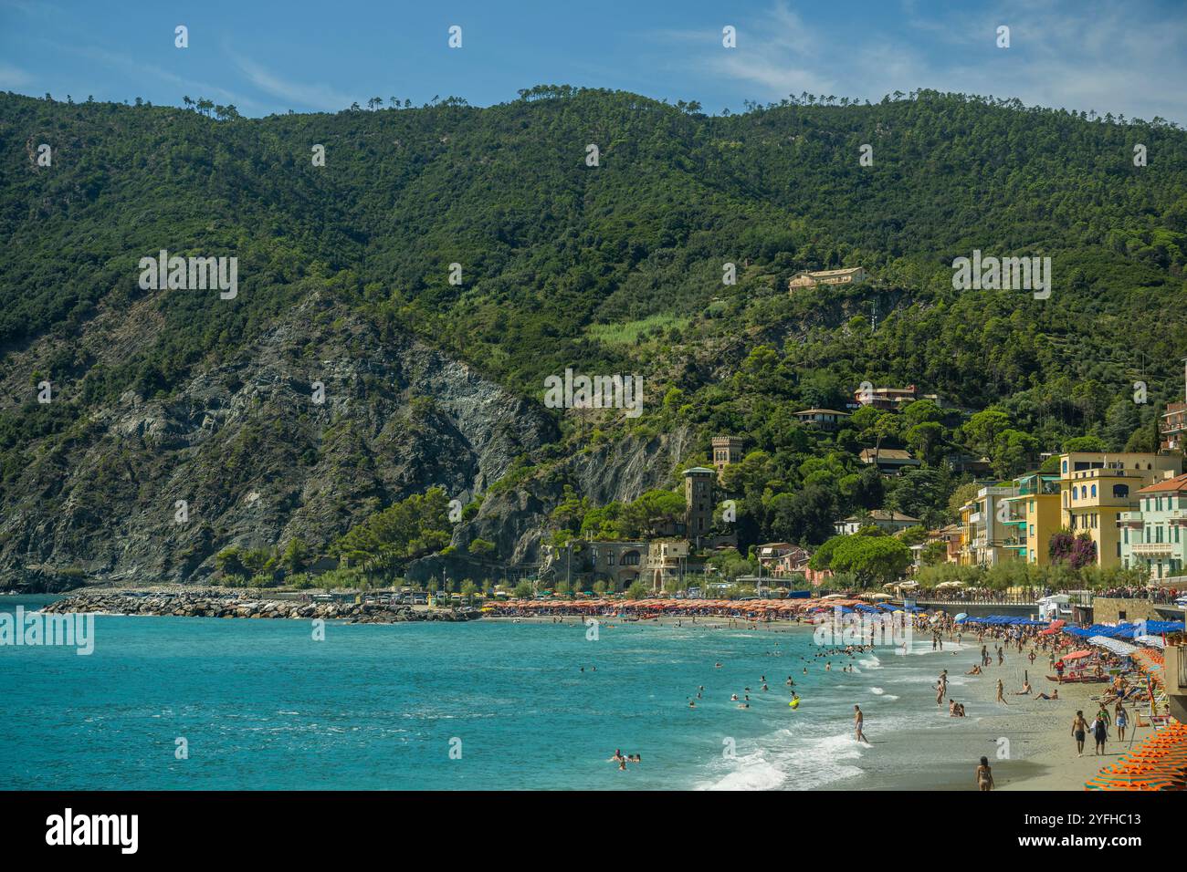 Vista sulla spiaggia del villaggio di Monterosso al Mare, cinque Terre, provincia di la Spezia, parte della regione Liguria, Italia settentrionale. Foto Stock
