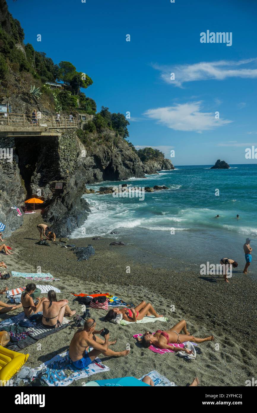 Vista sulla spiaggia del villaggio di Monterosso al Mare, cinque Terre, provincia di la Spezia, parte della regione Liguria, Italia settentrionale. Foto Stock