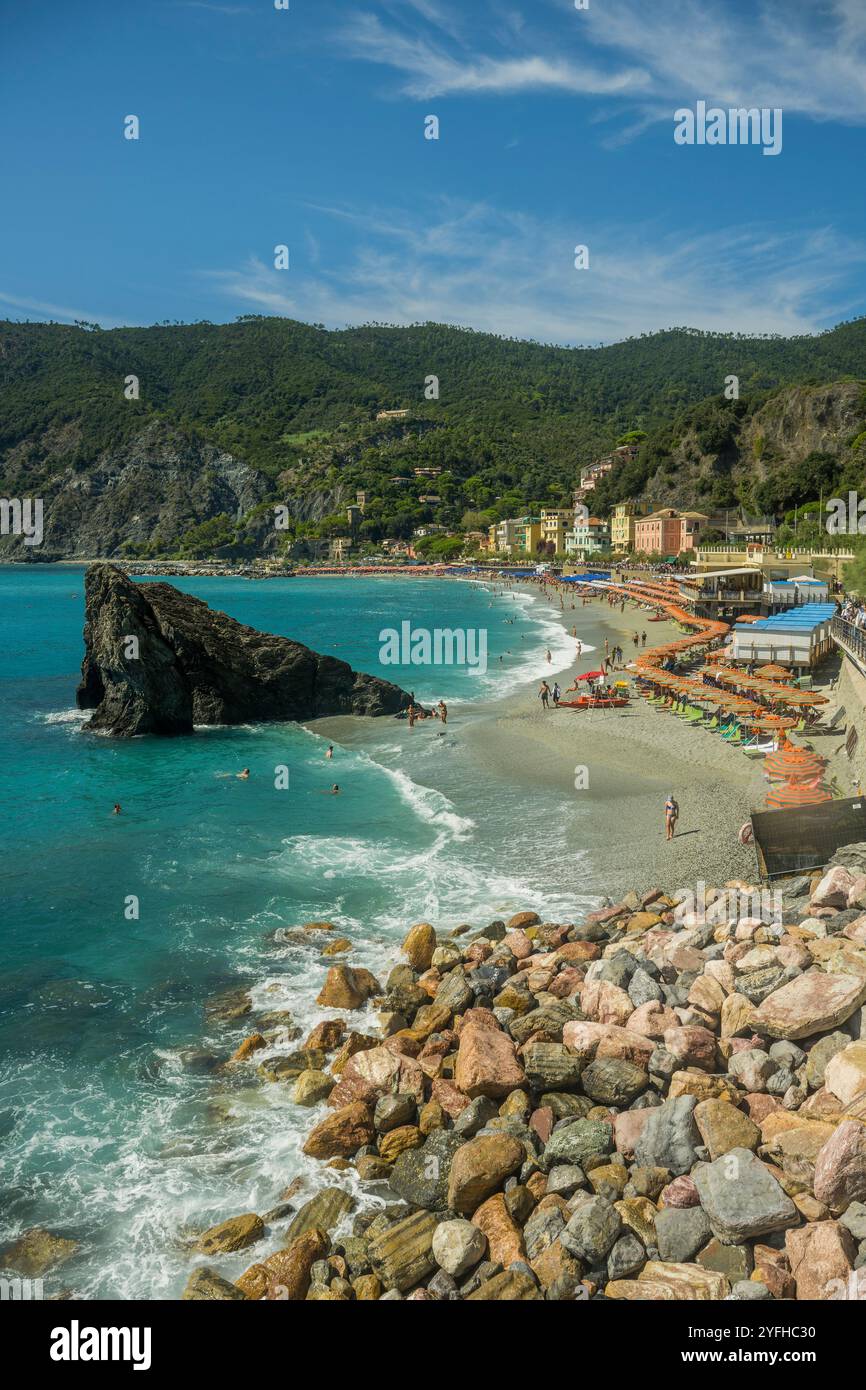 Vista sulla spiaggia del villaggio di Monterosso al Mare, cinque Terre, provincia di la Spezia, parte della regione Liguria, Italia settentrionale. Foto Stock