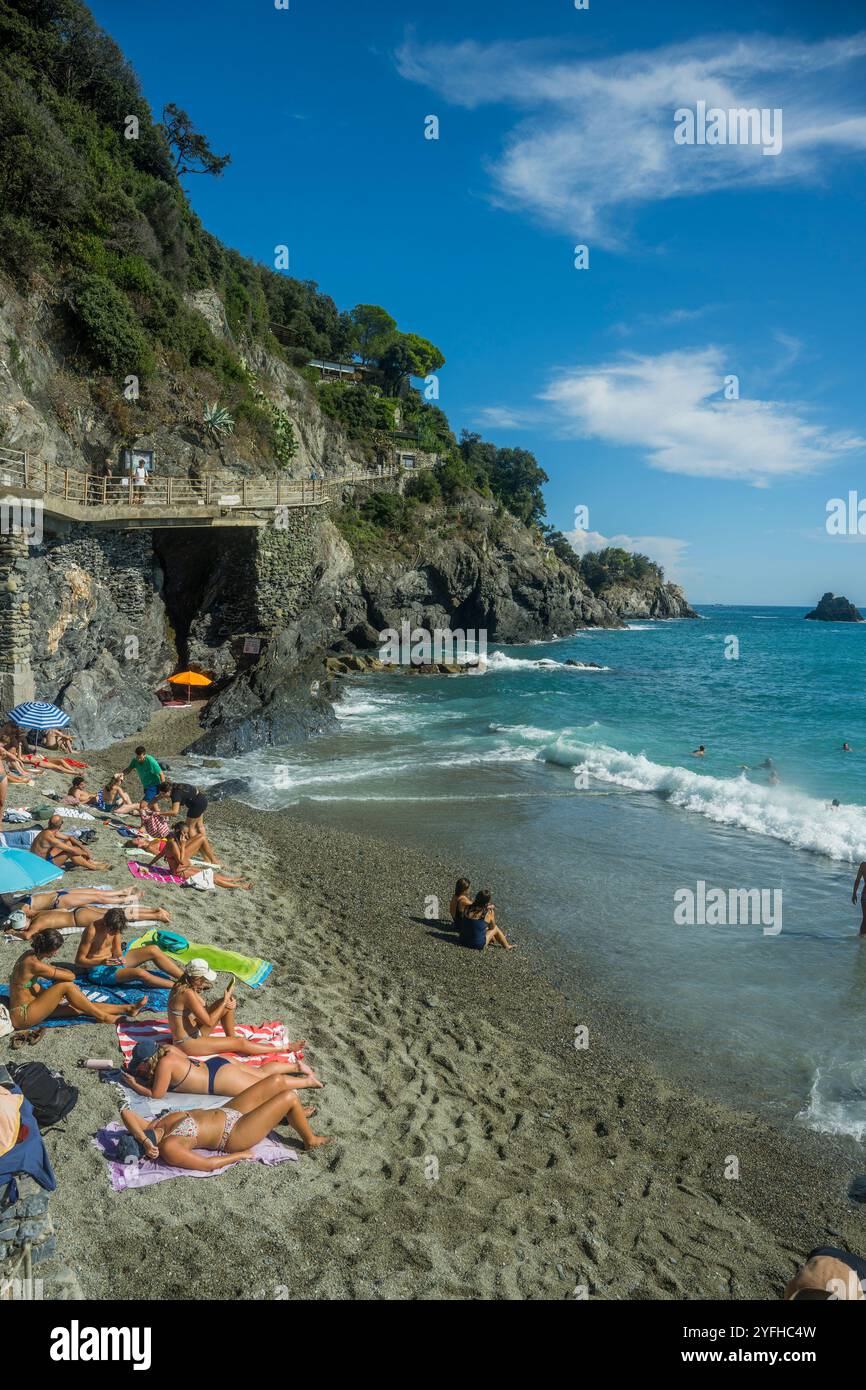 Vista sulla spiaggia del villaggio di Monterosso al Mare, cinque Terre, provincia di la Spezia, parte della regione Liguria, Italia settentrionale. Foto Stock