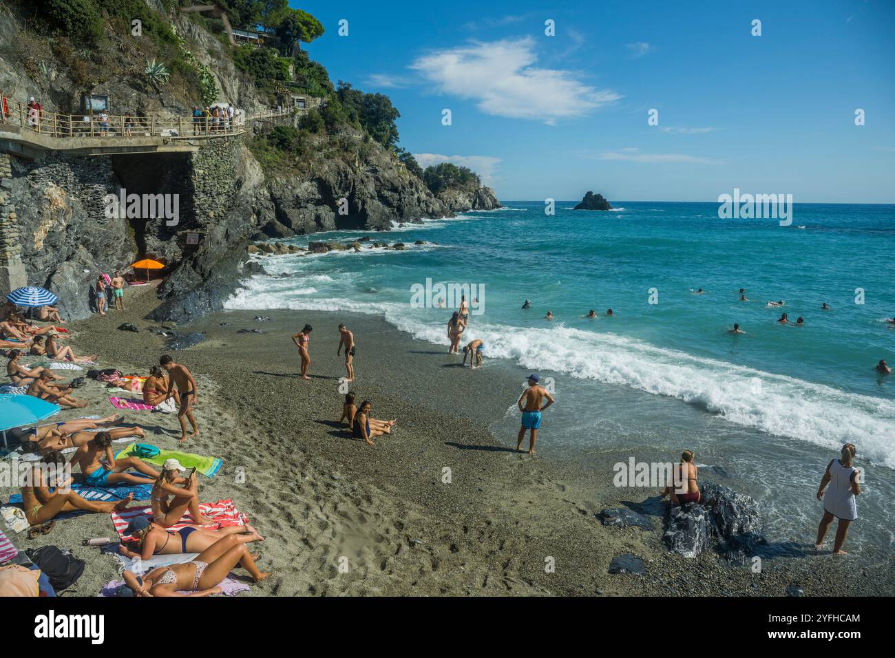 Vista sulla spiaggia del villaggio di Monterosso al Mare, cinque Terre, provincia di la Spezia, parte della regione Liguria, Italia settentrionale. Foto Stock