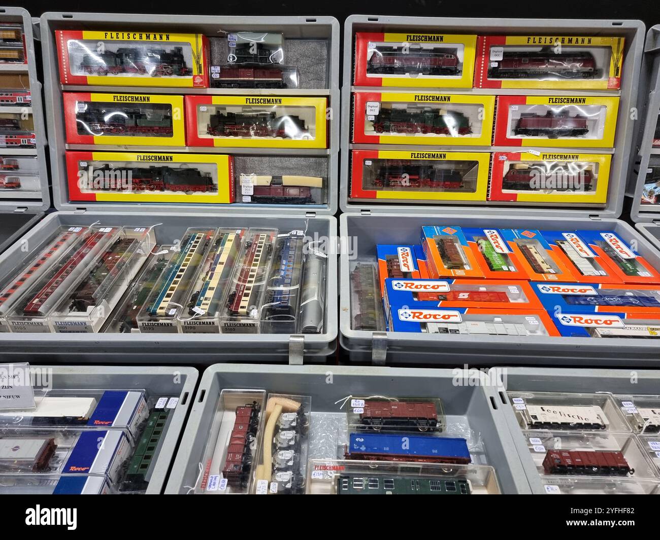 Modellini di treni confezionati di vari marchi in mostra in una fiera all'Houten Expo, nei Paesi Bassi Foto Stock