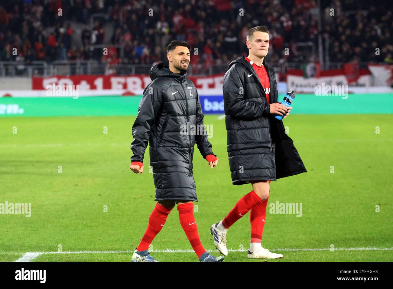 Friburgo, Germania. 3 novembre 2024. Die enttäuschten Freiburger Spieler, Vincenzo Grifo (SC Freiburg) und Matthias Ginter (SC Freiburg) bedanken sich bei den fans für die Unterstützung beim Spiel der 1. FBL: 24-25: 1. FBL: 24-25: 9. Sptg. SC Freiburg - FSV Mainz 05 LE NORMATIVE DFL VIETANO QUALSIASI USO DI FOTOGRAFIE COME SEQUENZE DI IMMAGINI E/O QUASI-VIDEONann credito: dpa/Alamy Live News Foto Stock