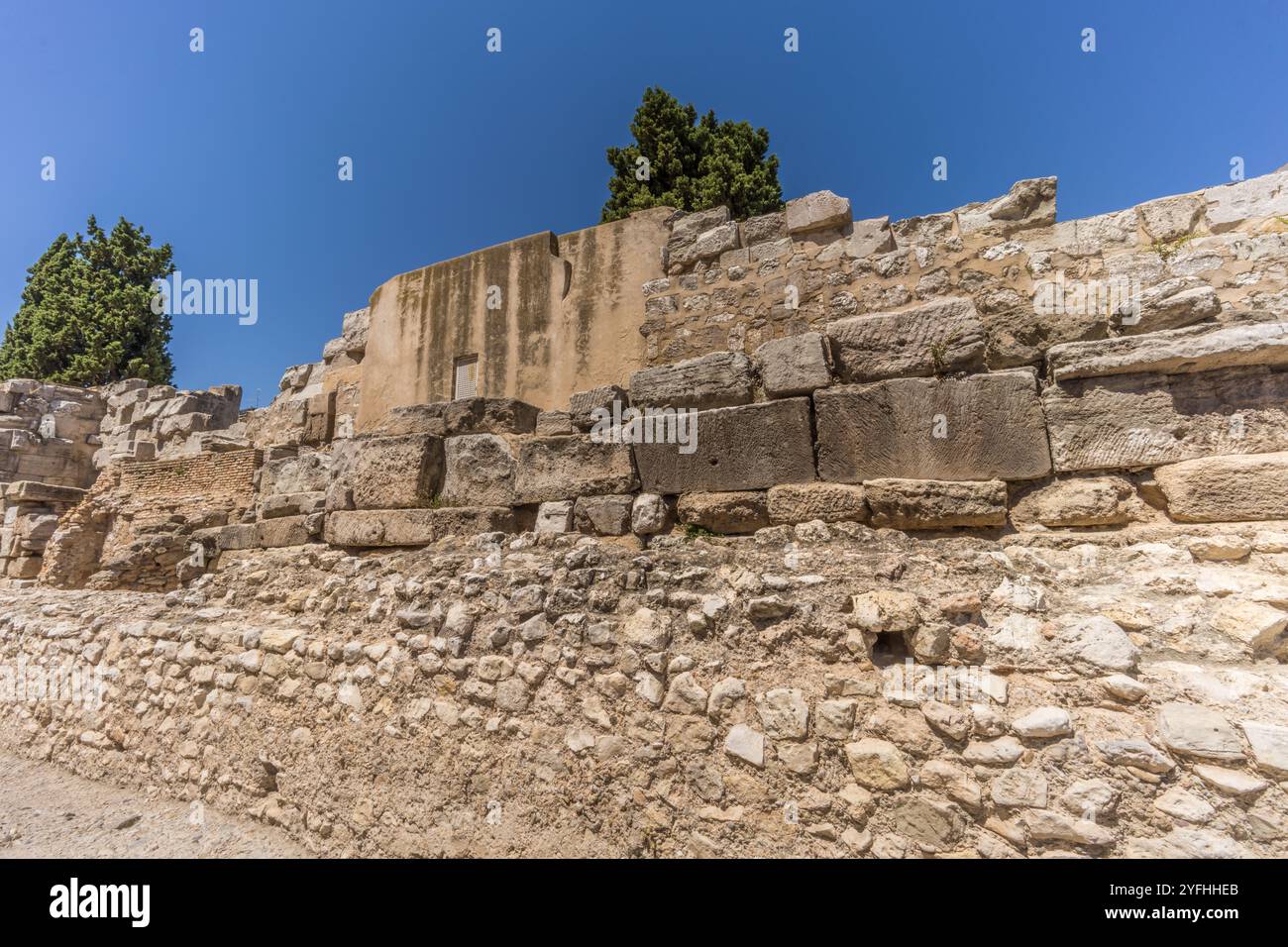 Saragozza, Spagna - 23 luglio 2024: Mura romane. La sezione in piedi su Avenida de César Augusto e calle de las Murallas romanas conserva l'originale Foto Stock