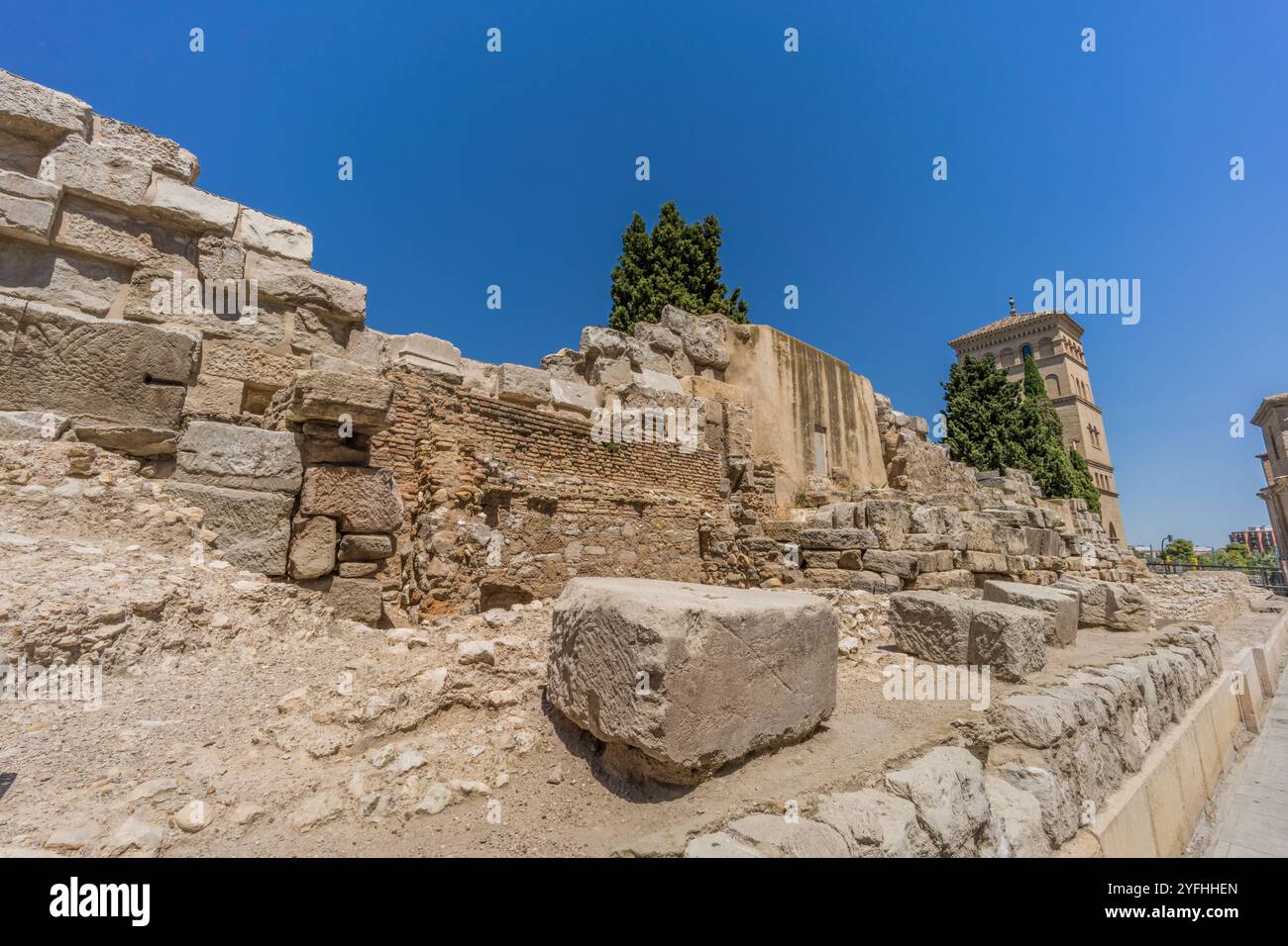 Saragozza, Spagna - 23 luglio 2024: Mura romane. La sezione in piedi su Avenida de César Augusto e calle de las Murallas romanas conserva l'originale Foto Stock