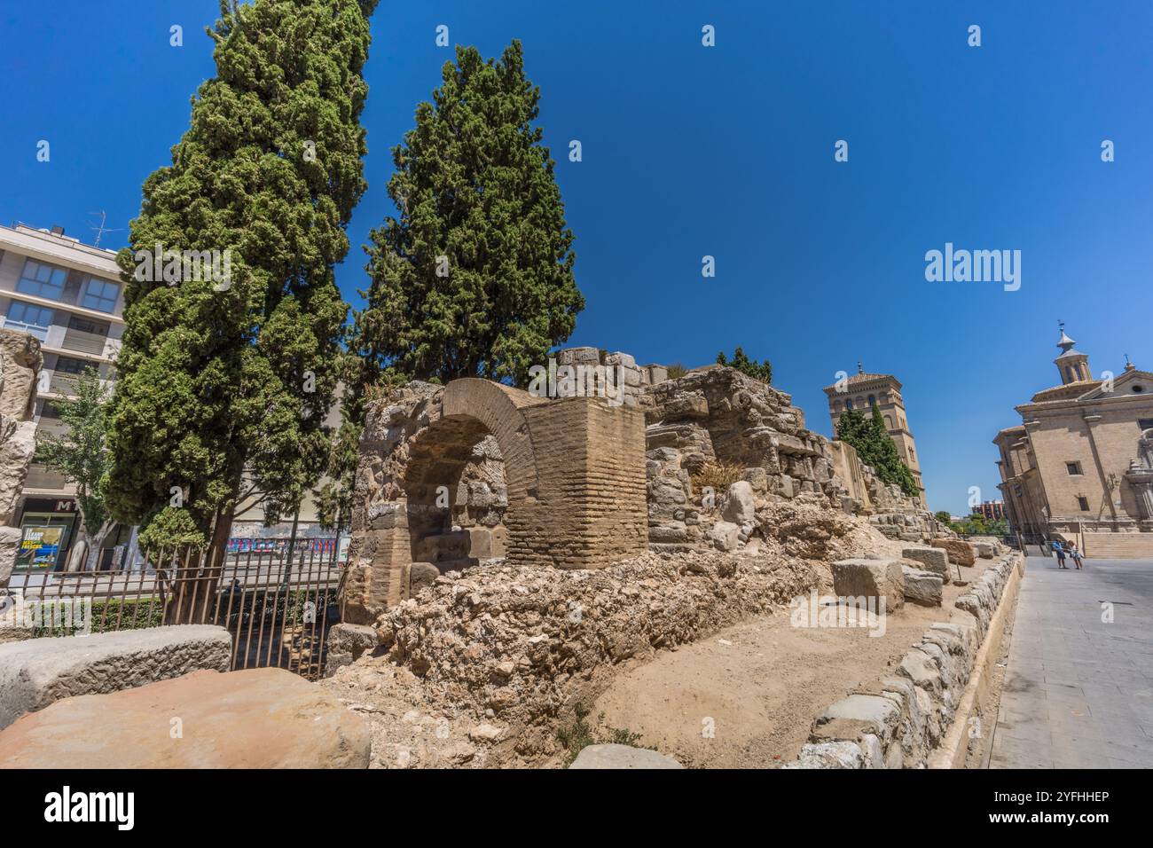 Saragozza, Spagna - 23 luglio 2024: Mura romane. La sezione in piedi su Avenida de César Augusto e calle de las Murallas romanas conserva l'originale Foto Stock